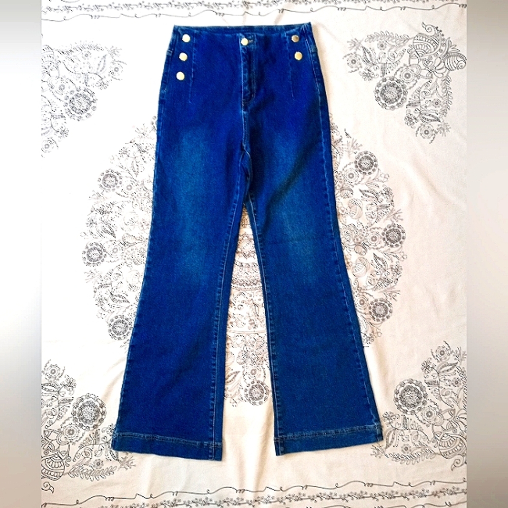bebe jeans - High waisted, Wide leg, Button detailing.
